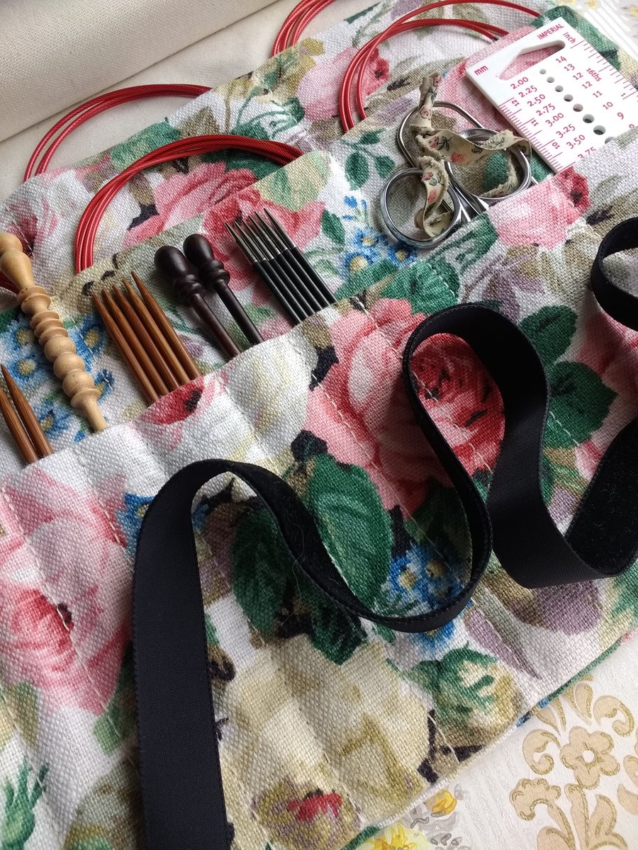 "Judit" knitting needle wrap