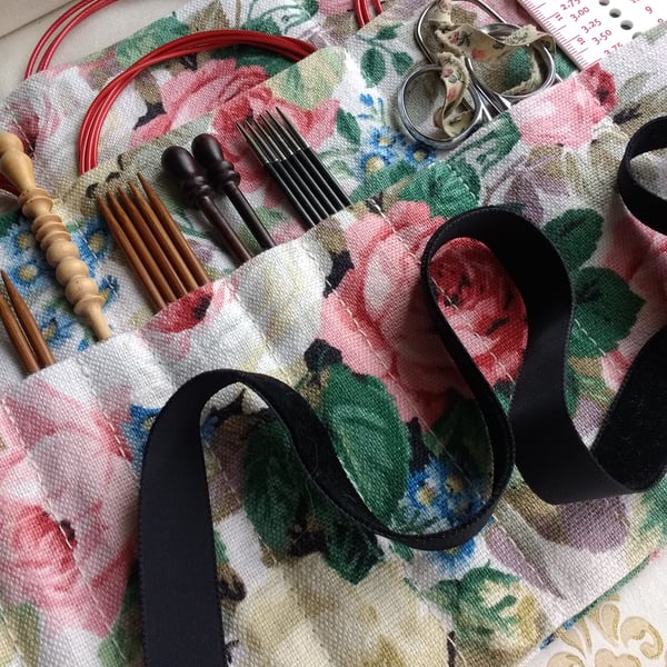 "Judit" knitting needle wrap