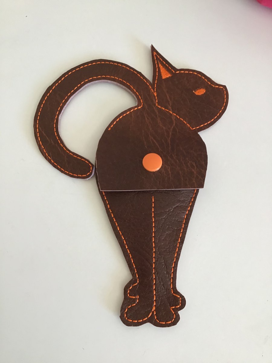 Cat scissors holder in brown.
