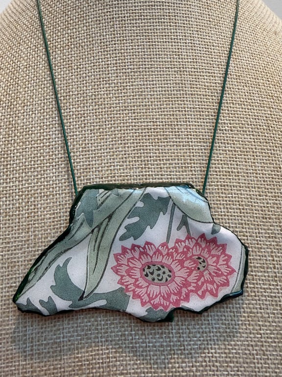 Green small shell necklace William morris 