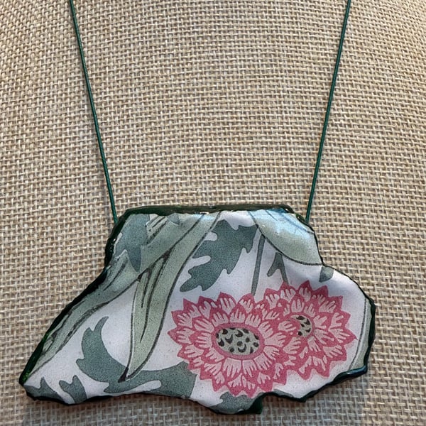 Green small shell necklace William morris 