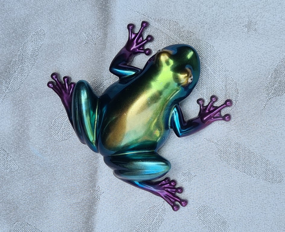 Stunning Juniper Lillyhops Resin Art Frog Figurine 