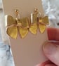 Gold bow dangle earrings. - Image 4