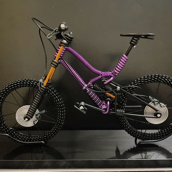 1:10 Scale Scale Wired Bike Model Purple Mountain Bike Model with Base Bicycle