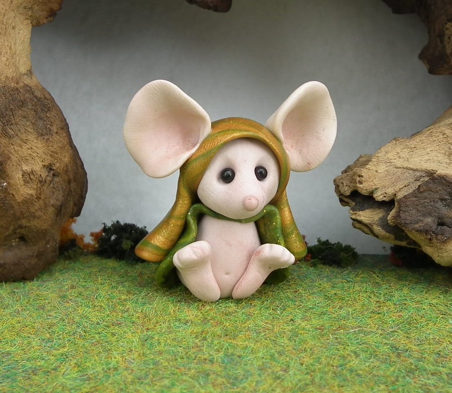 Downland Mouse 'Margo' Crop Gatherer OOAK Sculpt by Ann Galvin Gnome Village