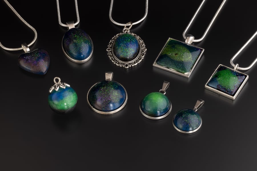 Aurora borealis pendants in resin with silver, glow in the dark!