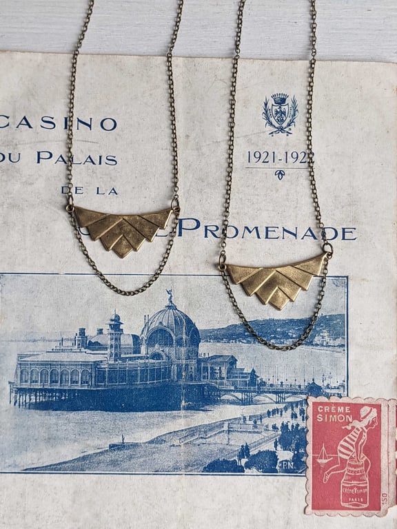 Elegant Deco necklace - golden geometric pendant - draped chain