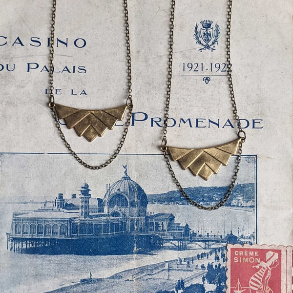 Elegant Deco necklace - golden geometric pendant - draped chain