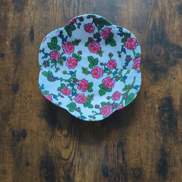 Handmade White Floral Textile Bowl – Water-Resistant Trinket Dish – 23cm