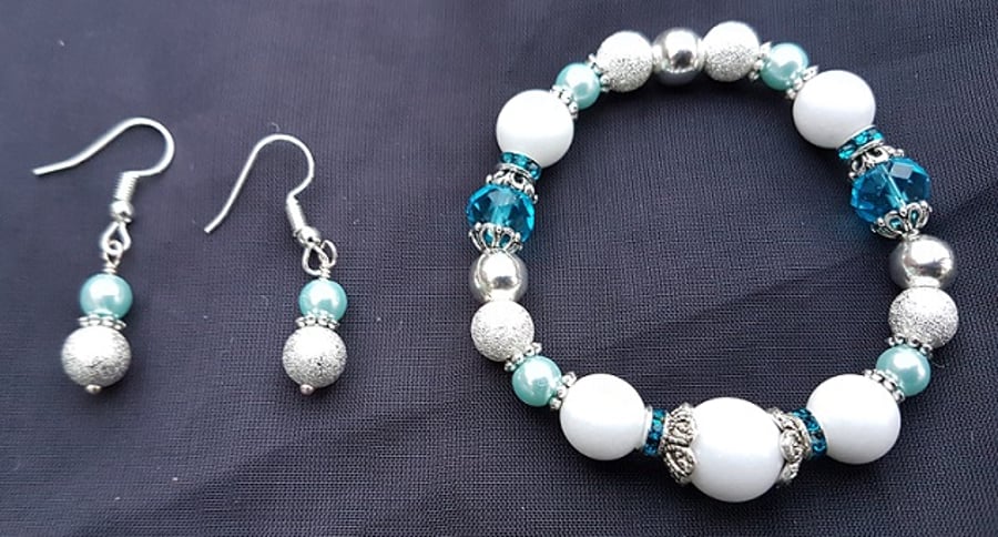 Gorgeous Snowballs and Icicles Stretch bracelet and earring set