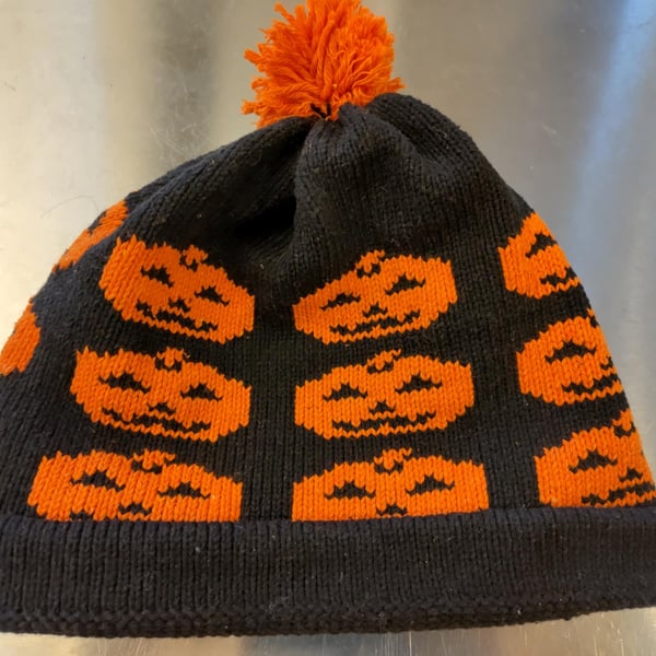 Knitted Halloween woolly hat! Beanie! Pumpkin design! Pattern! Orange & black!
