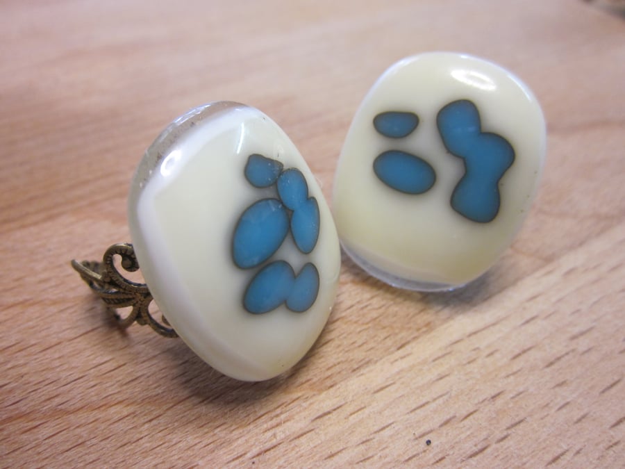 Handmade glass cabochon filigree ring - vanilla with turquoise reaction