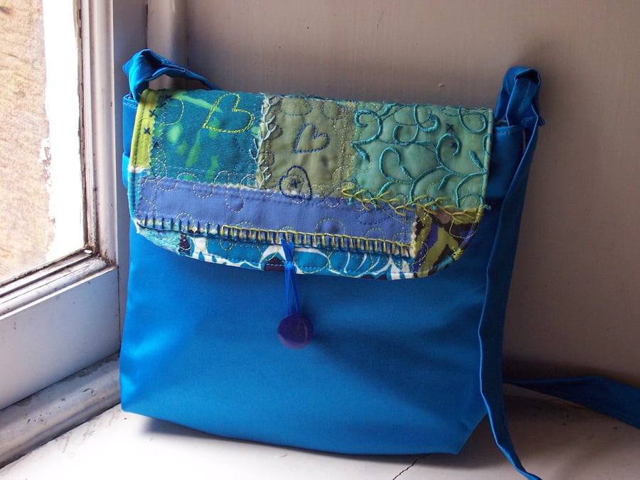 Fabric shoulder bag with mixed textile flap