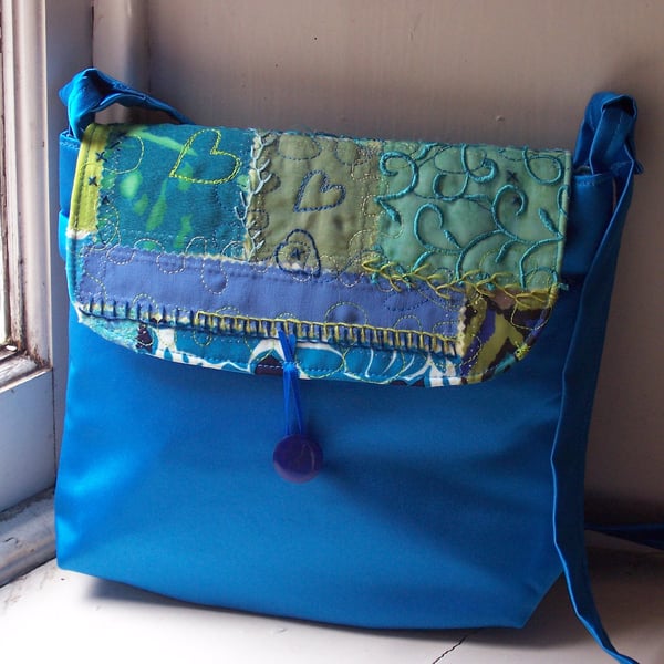 Fabric shoulder bag with mixed textile flap