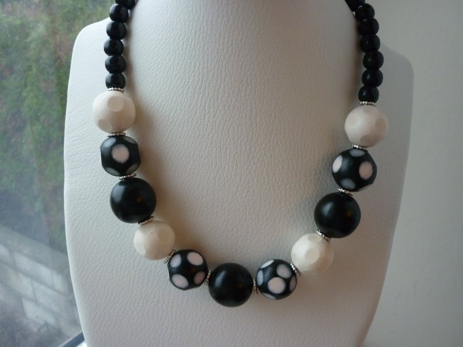 CHUNKY BLACK AND CREAM NECKLACE.  428