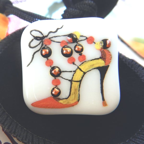 HANDMADE FUSED DICHROIC GLASS 'STILETTO' BROOCH.