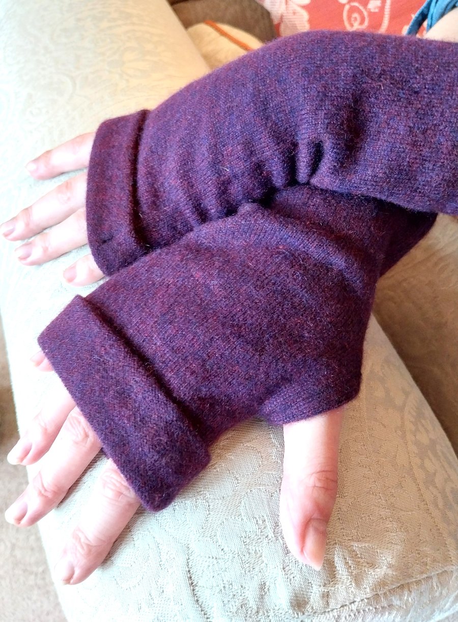 Purple fingerless gloves in recycled 100% cashmer