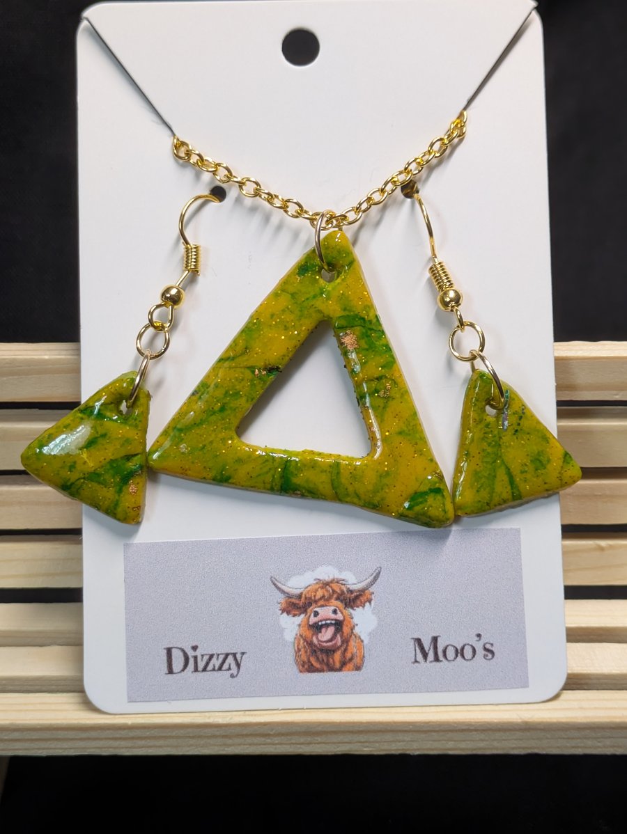 Triangular necklace and earrings set. Yellow and green marbled.