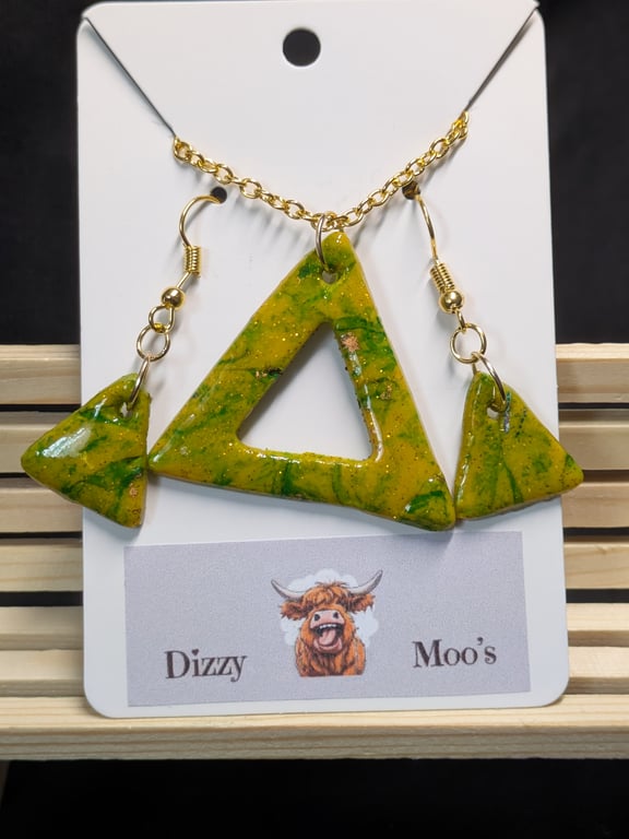 Triangular necklace and earrings set. Yellow and green marbled.