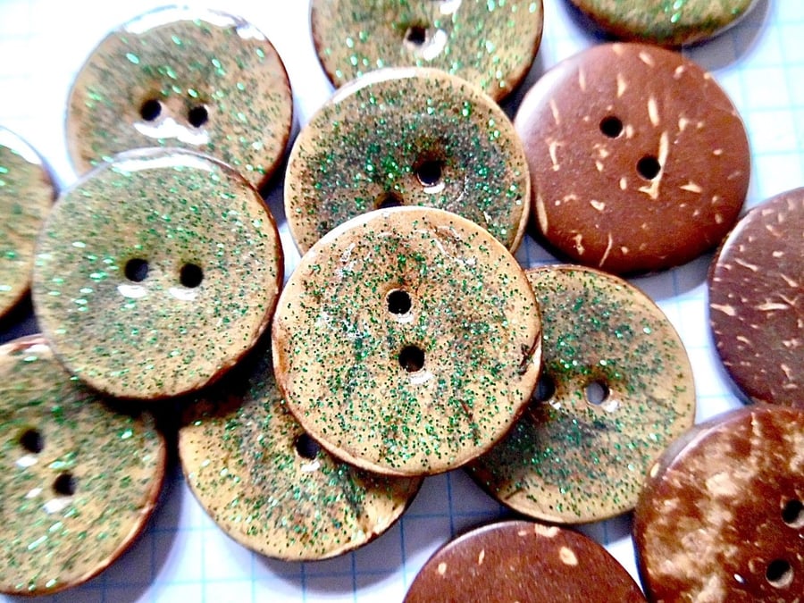 10 x  Green Coconut Shell, Enamelled, Glitter Buttons