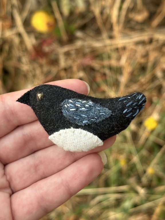 Magpie - embroidered wool brooch