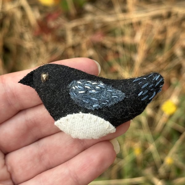 Magpie - embroidered wool brooch
