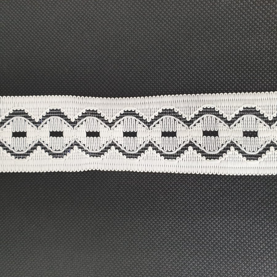 10m 4cm Lace Ribbon with Scallop Pattern in the Middle Craft Supplies 