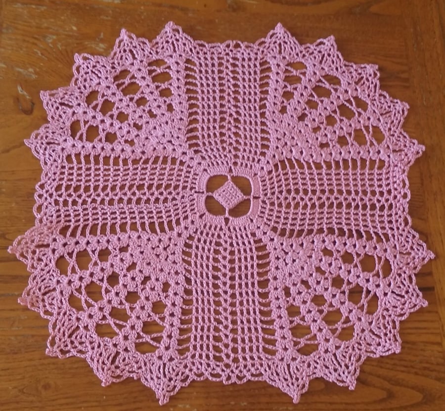 PINK TABLE CENTREPIECE or DOILY HAND CROCHET in 100% COTTON - 31cm SQUARE 