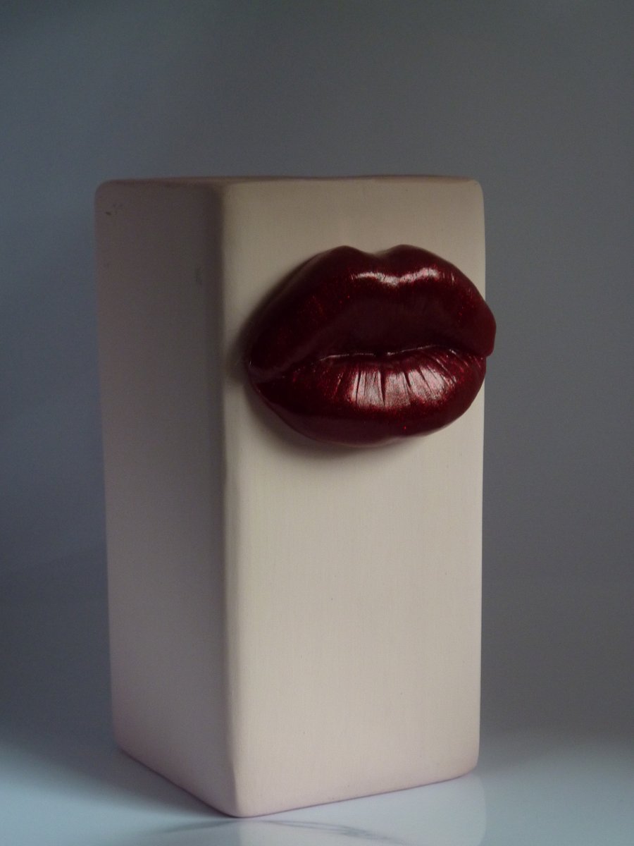 3D Lips Red Lips on Metallic Pale Pink Vase 
