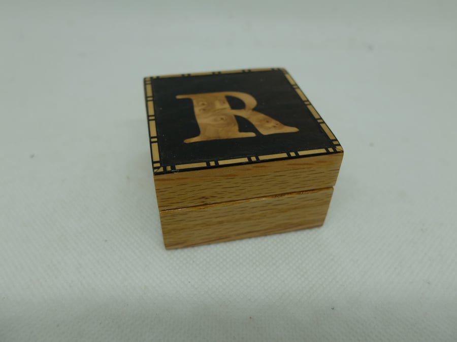 Small box with lift off lid, decorated with letter R