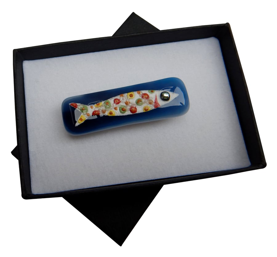 HANDMADE FUSED DICHROIC GLASS 'SARDINE, SARDINA' BROOCH.