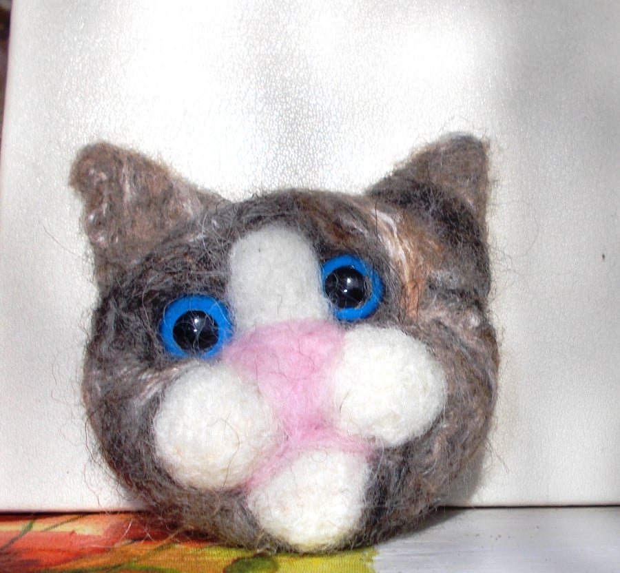 Blue eyed Cat Felted Brooch