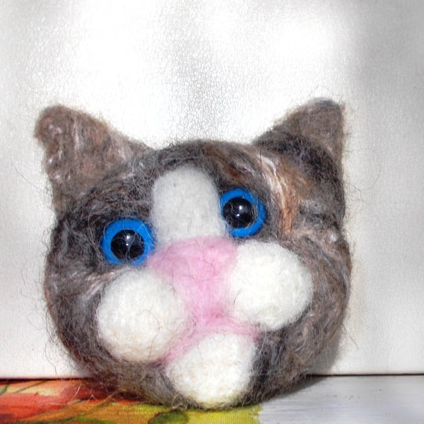 Blue eyed Cat Felted Brooch