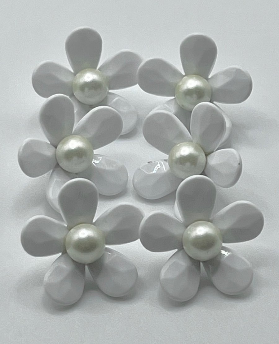 6 Textured Flower Buttons, Pearl Centre, 18mm Wide, White Colour, Italian Design