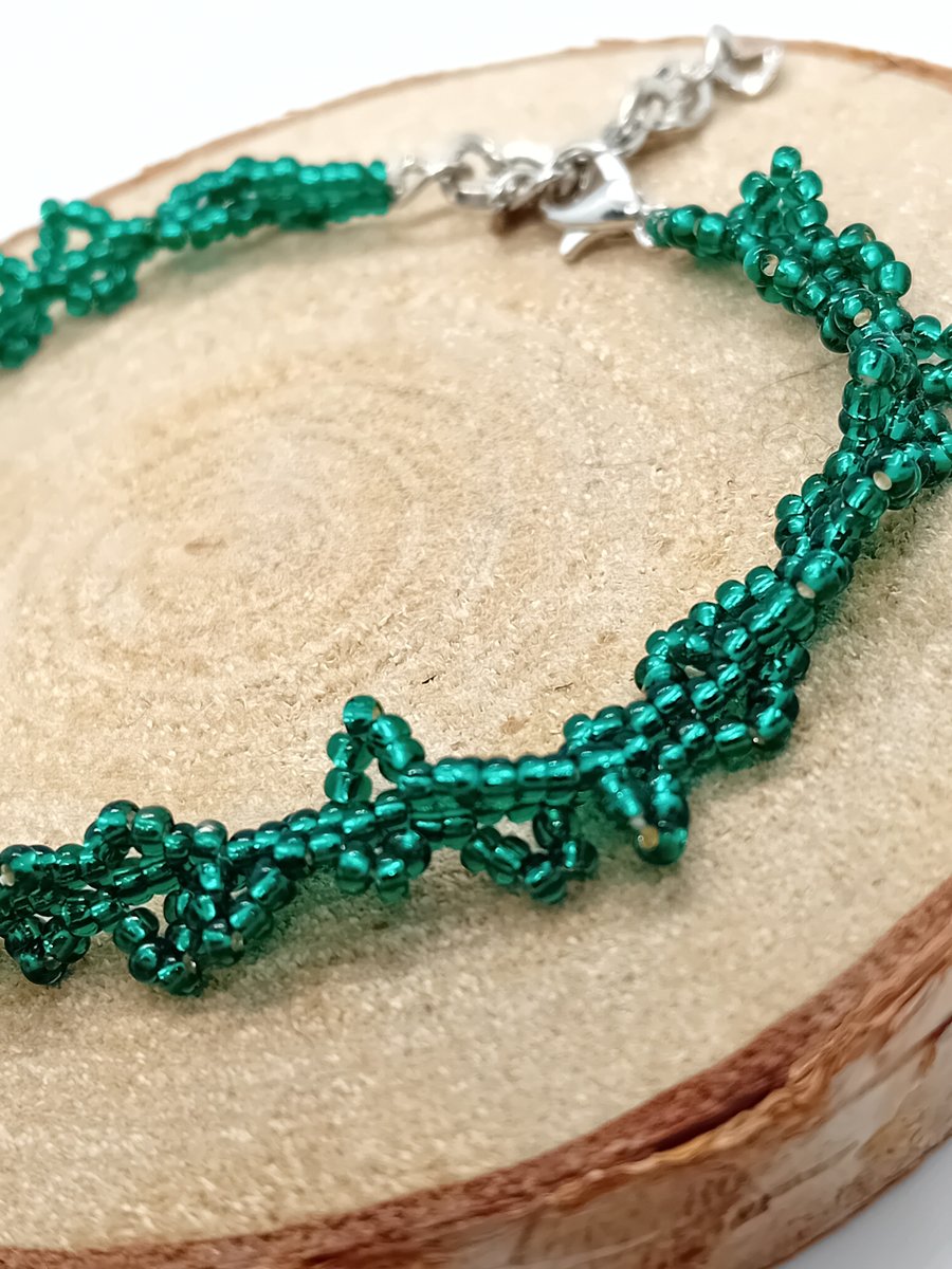 Green spikey fern effect beaded bracelet
