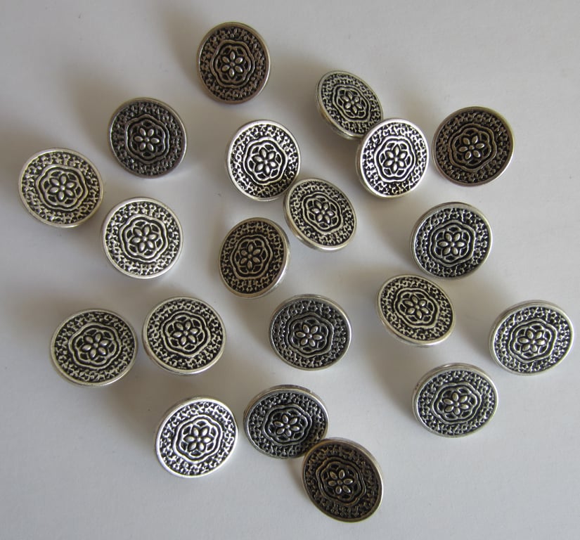 20 Metal Flower Buttons - 15 mm Silver Coloured
