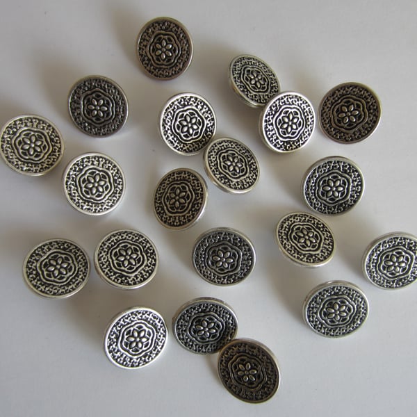 20 Metal Flower Buttons - 15 mm Silver Coloured