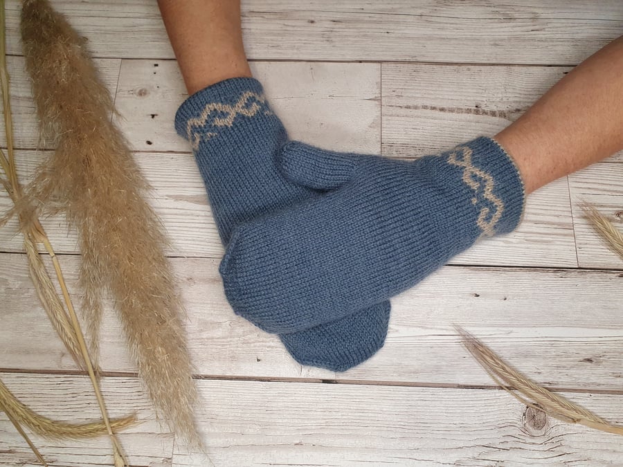 Finely knit reversible women’s mittens