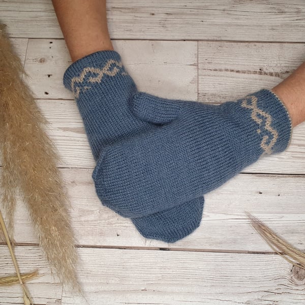 Finely knit reversible women’s mittens