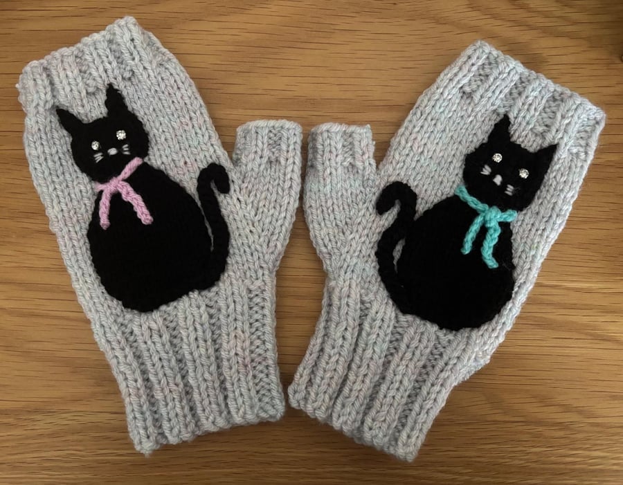 Black Cats With Sparkly Eyes On Silver Grey Aran Fingerless Gloves (J28)