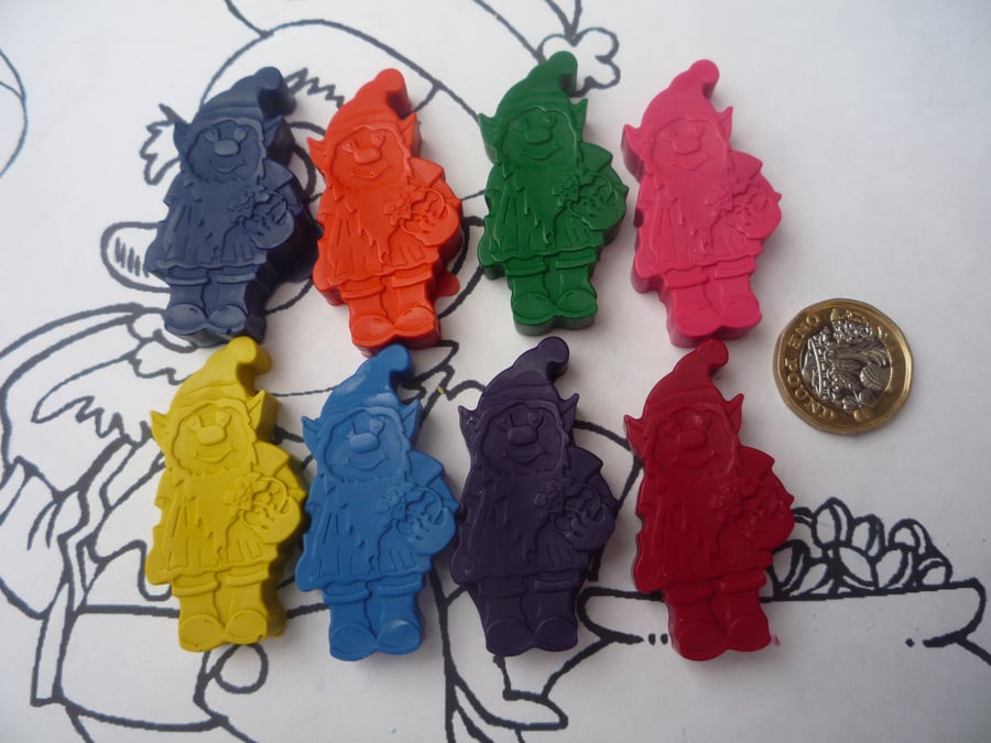 gnome leprechaun novelty wax crayons x 8 crayons