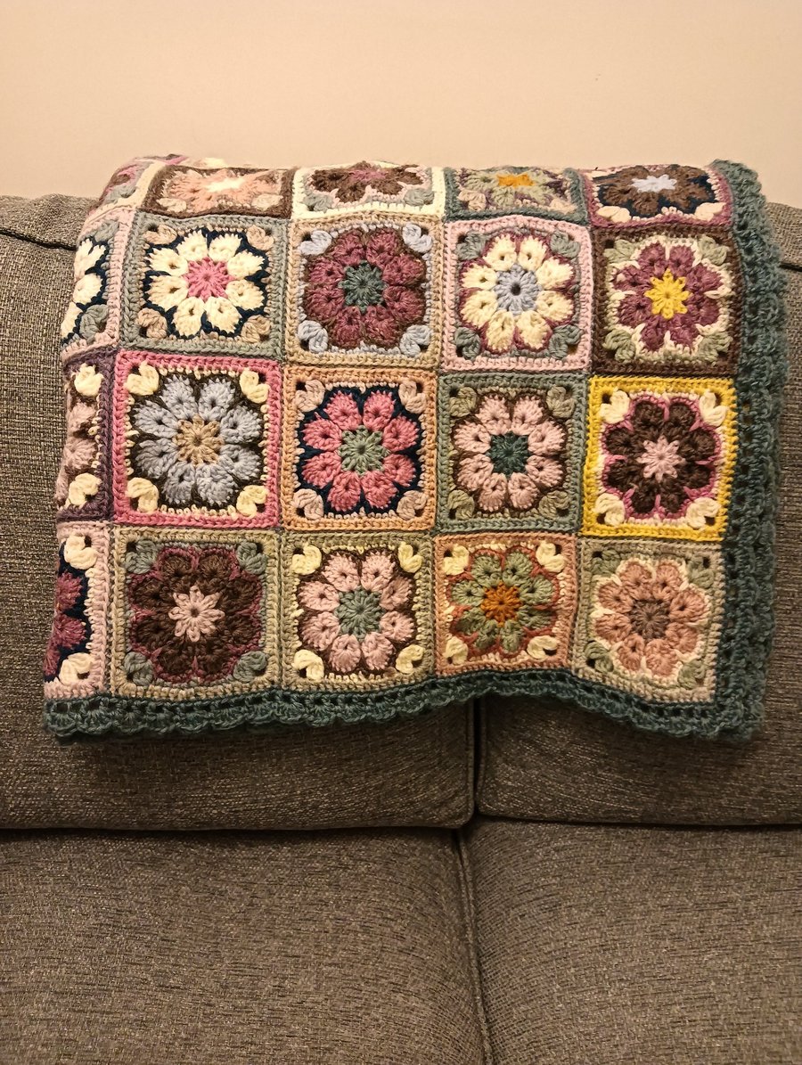 Granny square African flower crochet knee blanket