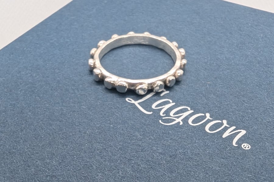 Ring with silver elements, balls around the full shank