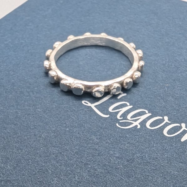 Ring with silver elements, balls around the full shank