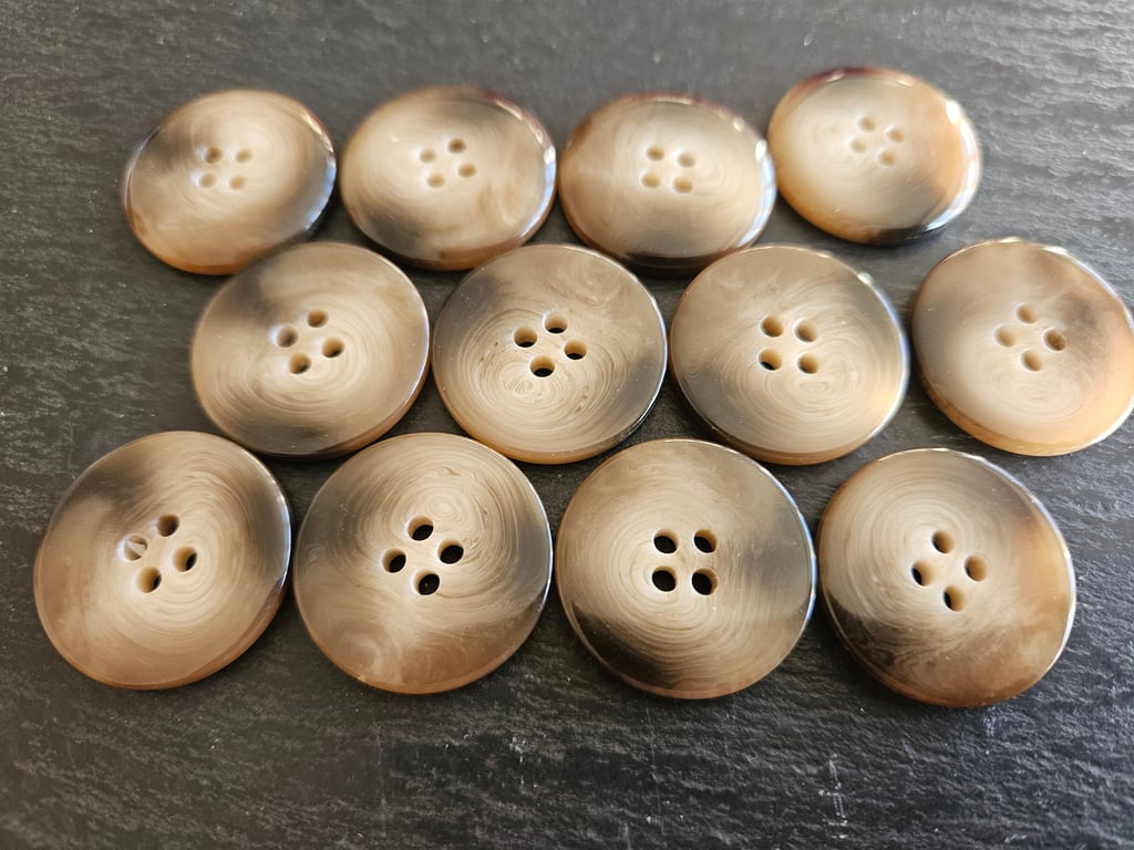 1" 25mm 40L Polyester Horn Buttons x 6 pieces