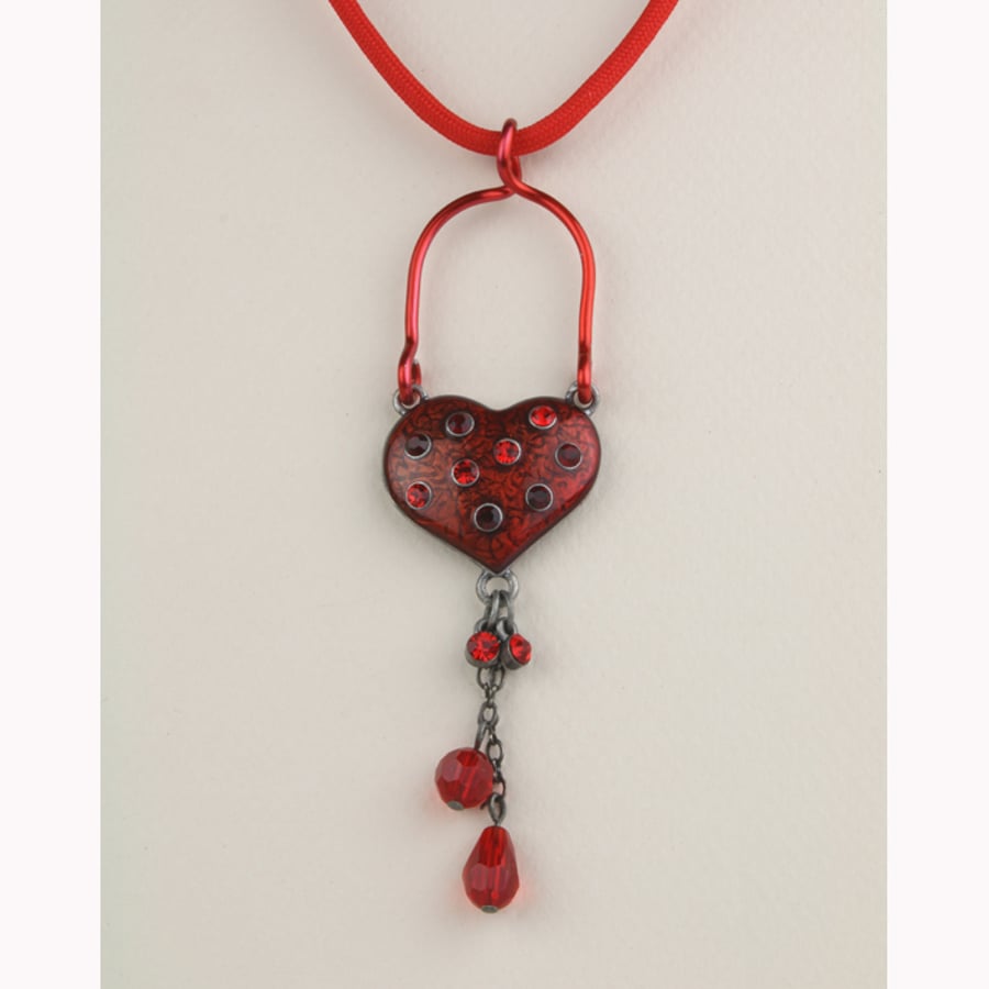 W004 RED HEART AND PARACORD NECKLACE