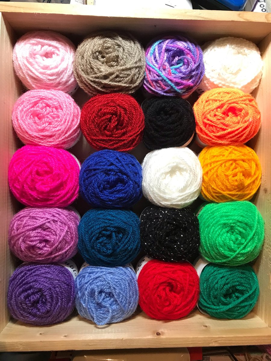 Mixed box of 40 x  20grms yarn plus 2 pompom makers