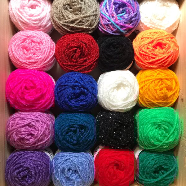 Mixed box of 40 x  20grms yarn plus 2 pompom makers