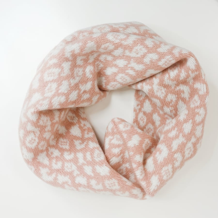 PERFECTLY IMPERFECT Leopard knitted cowl - popsicle