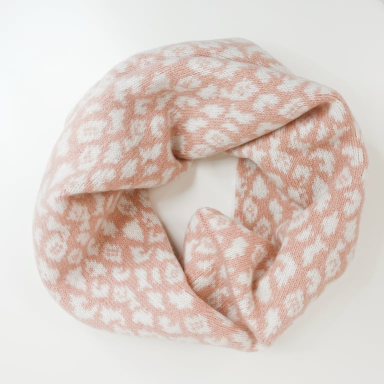 PERFECTLY IMPERFECT Leopard knitted cowl - popsicle